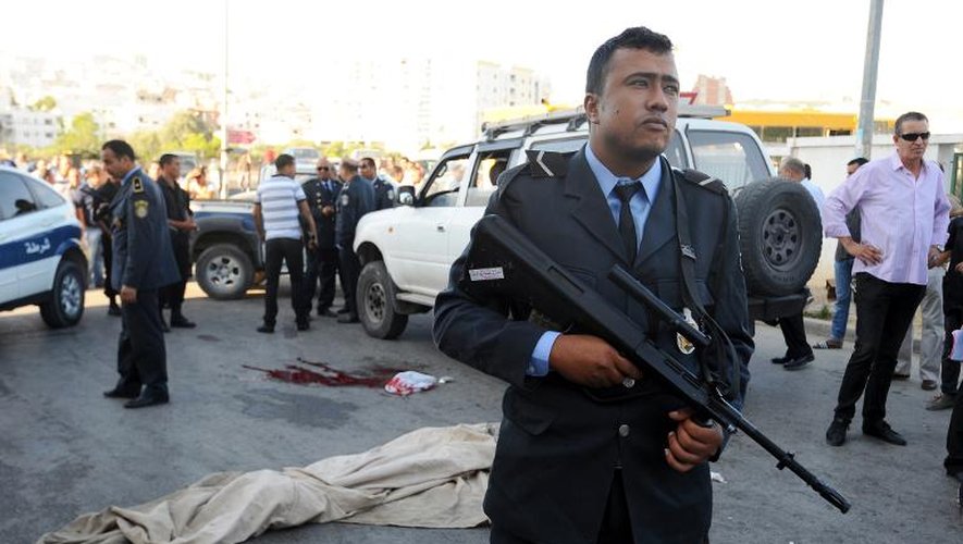 Des policiers le 25 octobre 2013 à Tunis après des échanges de tirs meurtriers entre des membres d'un groupe salafiste et des forces de l'ordre