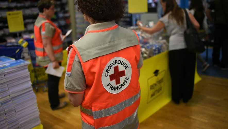 Des volontaires de la Croix-Rouge collectent des fournitures scolaires à Gennevilliers (Hauts-de-Seine), le 20 août 2015