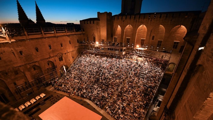 Vue générale de la scène et du public le 6 juillet 2016 à Avignon pour la pièce "Les Damnés"