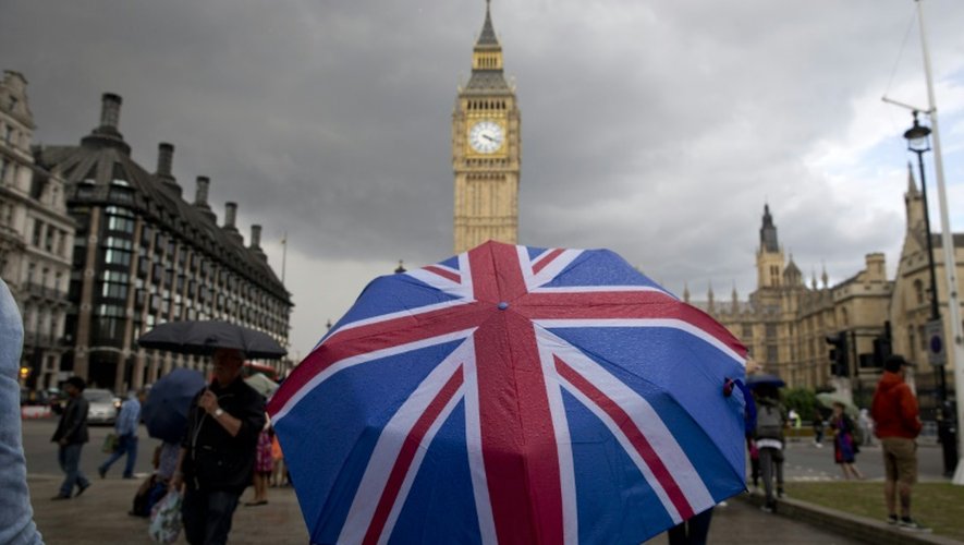 Un londonien avec un parapluie aux couleurs de l"Union jack", le 25 juin 2016