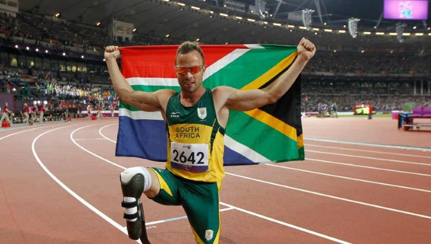 Oscar Pistorius pose après avoir remporté la médaille d'or du 400 m aux Jeux paralympiques de Londres le 8 septembre 2012