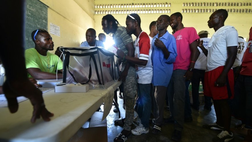 Les Haïtiens font la queue dans un bureau de vote de Port-au-Prince pour participer aux élections législatives, le 9 août 2015
