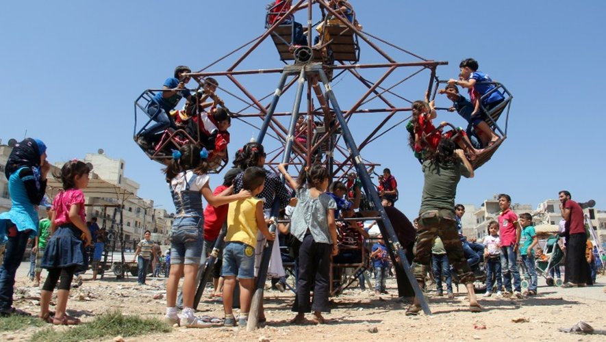 Des enfants jouent dans un parc à Idlib en Syrie, le 6 juillet 2016