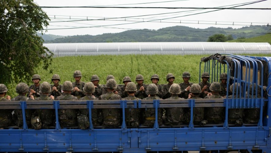 Un camion transportant des militaires sud-coréens dans le village de Yeoncheon, près de la zone démilitarisée séparant les Corées du Nord et du Sud le 22 août 2015