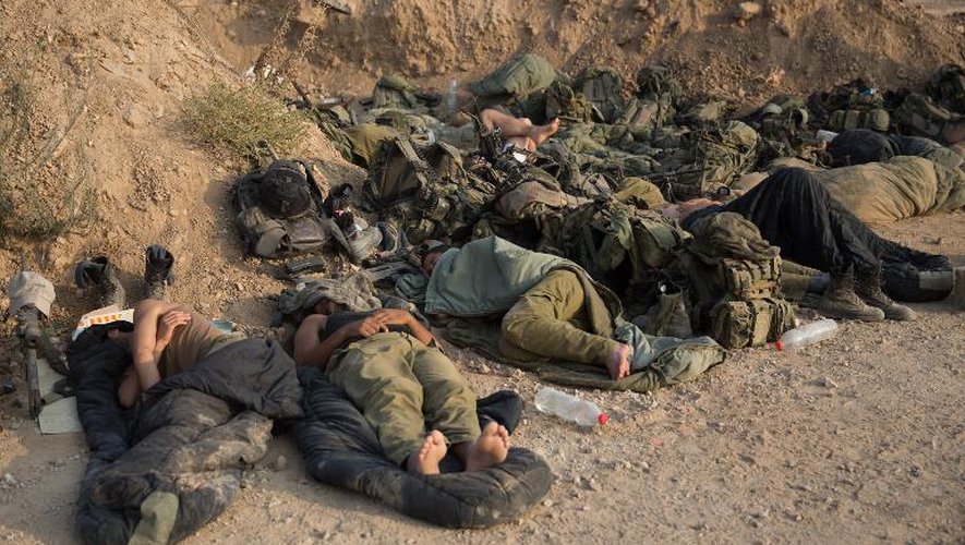 Des soldats israéliens prennent du repos près de la frontière avec Gaza, le 22 juillet 2014
