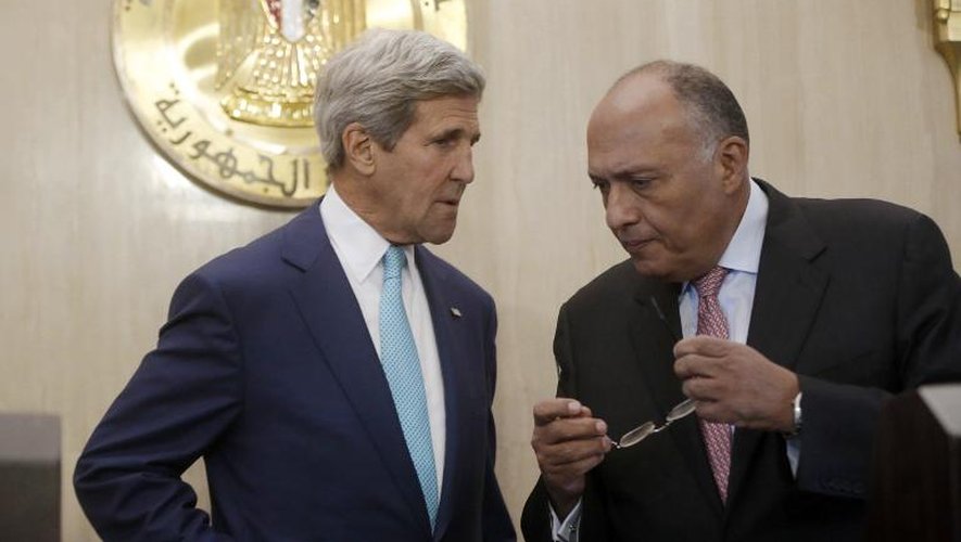 Le secrétaire d'Etat américain John Kerry (g) s'entretient avec son homologue égyptien Sameh Shukri, le 22 juillet 2014 au Caire avant une conférence de presse