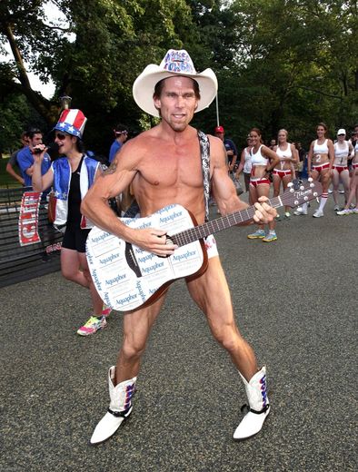 Le "Naked Cowboy" (cow-boy nu) à New York le 6 juillet 2012