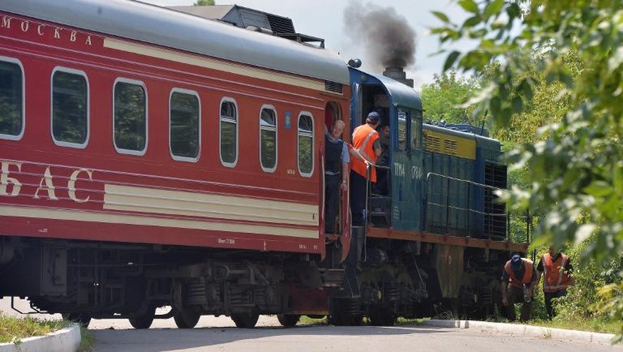 Le train transportant les corps des passagers du vol MH17 arrive à Kharkiv, le 22 juillet 2014