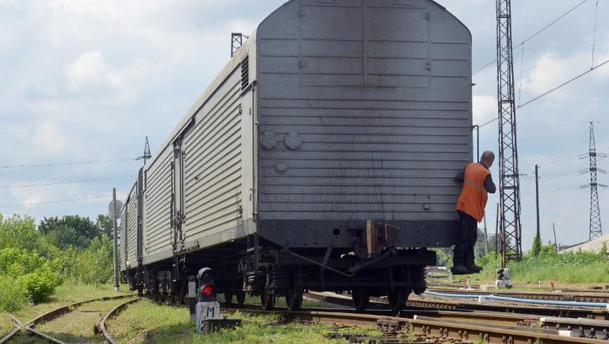 Le train transportant les victimes du vol MH17 arrive à Kharkiv, le 22 juillet 2014