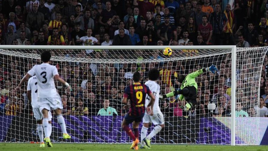 Le lob de l'attaquant de Barcelone Alexis Sanchez face au Real Madrid, le 26 octobre 2013 au Camp Nou