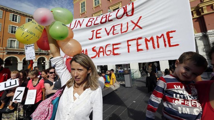 Des manifestants pour l'accouchement à domicile, à Nice, le 26 octobre 2013