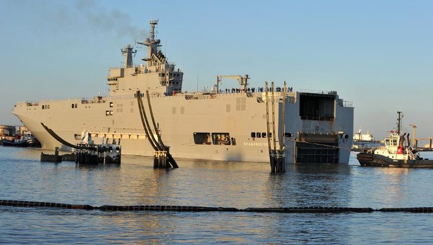 Un navire militaire Mistral dans le port de Saint-Nazaire, le 5 mars 2014