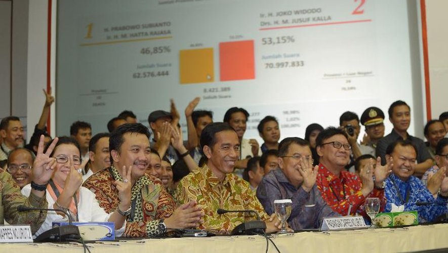 Le président indonésien élu Joko Widodo et ses partisans célèbrent leur victoire après avoir pris connaissance du scrutin à Jakarta, le 22 juillet 2014