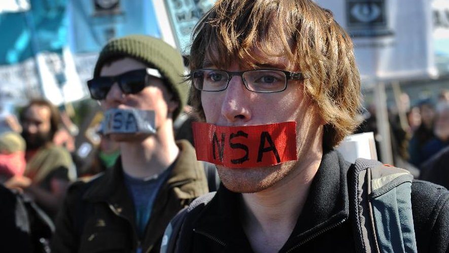 Des manifestants opposés aux programmes de surveillance de la NSA réunis à Washington, le 26 octobre 2013