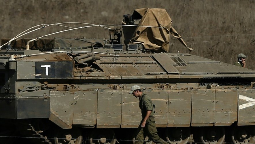 Un soldat israélien près d'un blindé, le 21 août 2015 sur le plateau du Golan