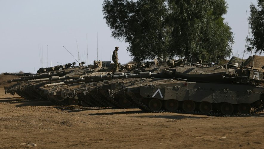 Une rangée de tanks israéliens stationnent le 21 août 2015 sur le plateau du Golan