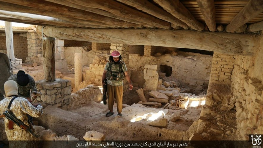 Image diffusée par un média du groupe Etat islamique (Welayat Dimashq) le 21 août 2015, censée montrer des jihadistes se préparant à détruire le monastère syriaque catholique de Saint Elian à al-Qaryataïne