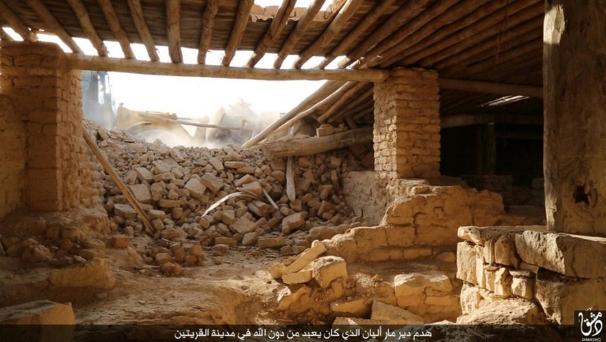 Image diffusée par un média du groupe Etat islamique (Welayat Dimashq) le 21 août 2015, censée montrer des jihadistes détruisant avec un bulldozerse l'ancien monastère syriaque catholique de Saint Elian à al-Qaryataïne