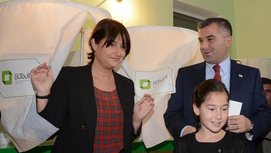 Le candidat à la présidentielle David Bakradze, sa femme Maka et sa fille Nita, le 27 octobre 2013 dans un bureau de vote à Tbilisi