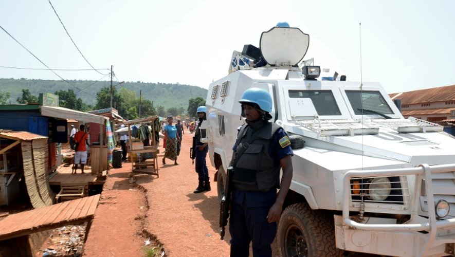 Des Casques bleus de la Minusca patrouillent à Bangui le 22 mai 2015