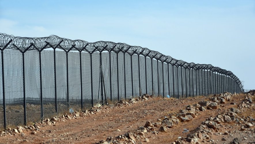 Photo prise le 23 février 2015 de la barrière érigée à la frontière entre l'Arabie saoudite et l'Irak, près de Arar City