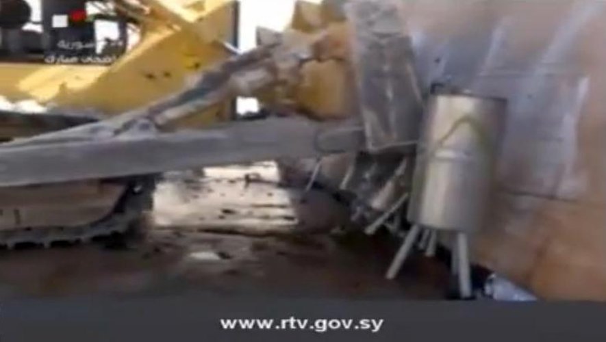 Capture d'écran de la télévision syrienne montrant des inspecteurs de l'OIAC au travail dans un lieu non-déterminé de Syrie, le 19 octobre 2013
