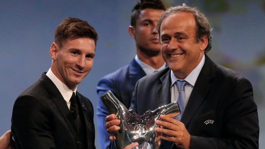Lionel Messi reçoit des mains de Michel Platini le trophée du meilleur joueur de l'Europe, le 27 août 2015 à Monaco