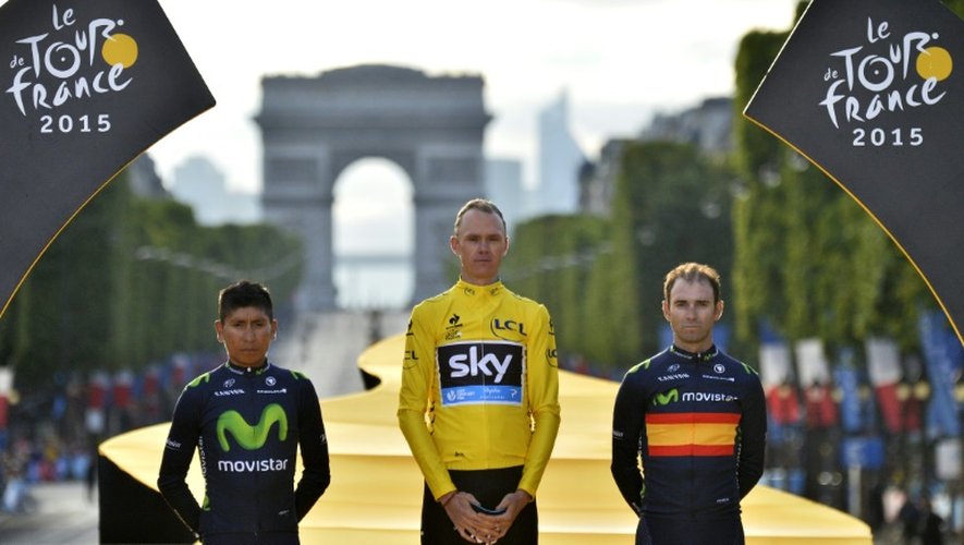 Le podium du Tour de France avec Christopher Froome (c), Nairo Quintana (g) et Alejandro Valverde (d) sur les Champs-Elysées, le 26 juillet 2015