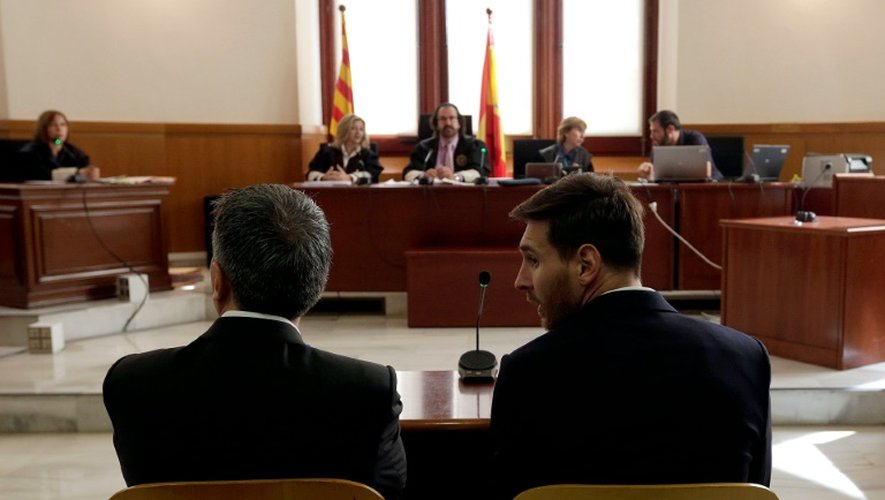 Lionel Messi et son père face à leurs juges lors du procès pour fraude fiscale à Barcelone, le 2 juin 2016
