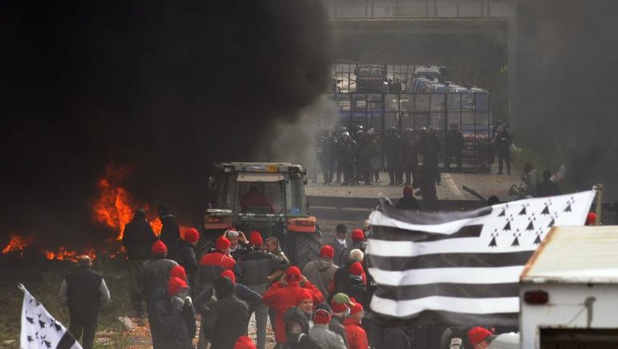 Des manifestants face aux forces de l'ordre  le 26 octobre 2013 à Pont-de-Buis