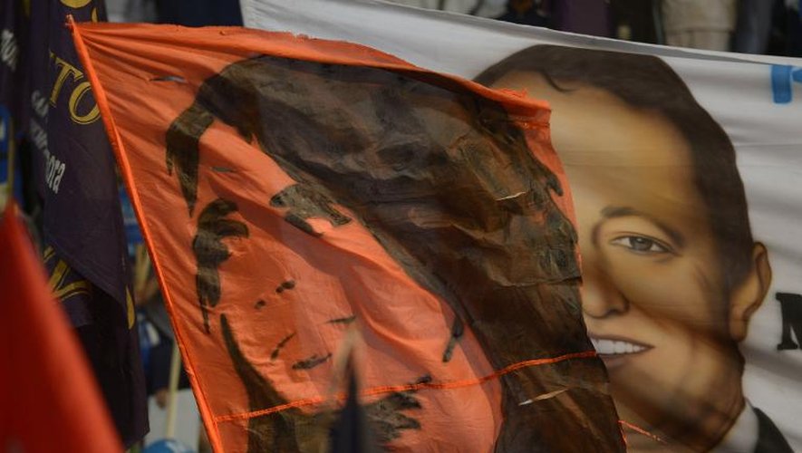 Des drapeaux à l'effigie de Cristina Kirchner et de Lomas de Zamora lors d'un meeting électoral le 24 octobre 2013 à Buenos Aires