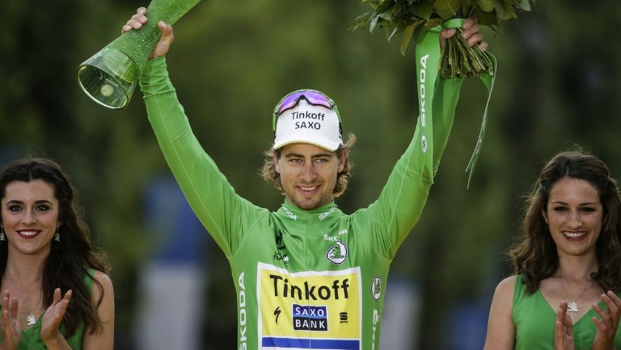 Le Slovaque Peter Sagan célèbre son titre de meilleur sprinteur du Tour de France à l'arrivée aux Champs-Elysées, le 26 juillet 2015
