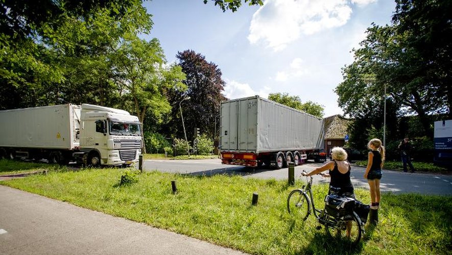 Les wagons réfrigérés transportant les victimes du crash du vol MH17 à leur arrivée le 22 juillet 2014 sur la base militaire d'Hilversum aux Pays-Bas