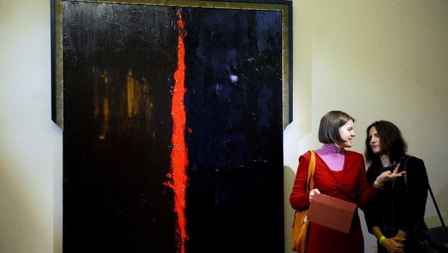 Des visiteurs observent "Symbiosis" à l'exposition "Sylvester Stallone peint de 1975 à aujourd'hui", au Musée russe de Saint-Pétersbourg, le 27 octobre 2013