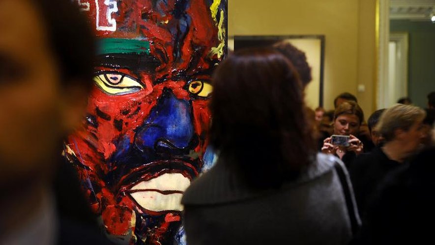 Des visiteurs observent "Backlash" à l'exposition "Sylvester Stallone peint de 1975 à aujourd'hui", au Musée russe de Saint-Pétersbourg, le 27 octobre 2013