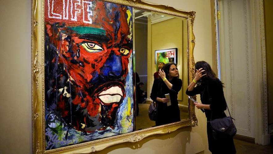 Une femme regarde l'oeuvre peinte par Sylvester Stallone "Back" et exposée au Musée russe de Saint-Pétersbourg, le 27 septembre 2013