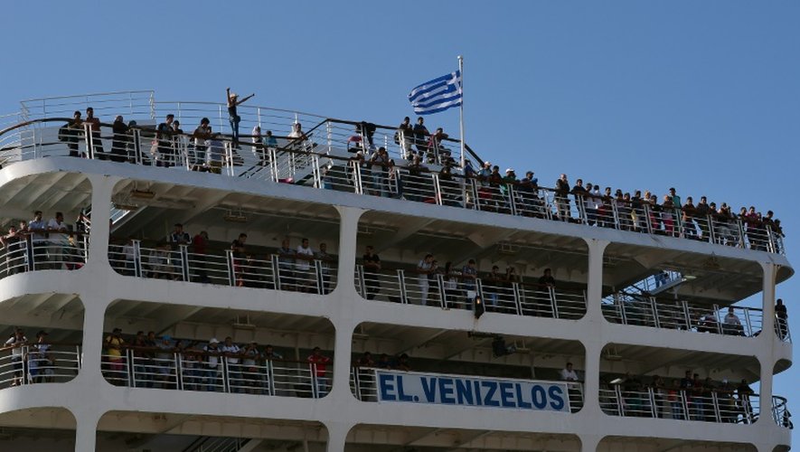 Un ferry affrété par le gouvernement grec pour transporter des migrants syriens arrive à Athènes le 20 août 2015