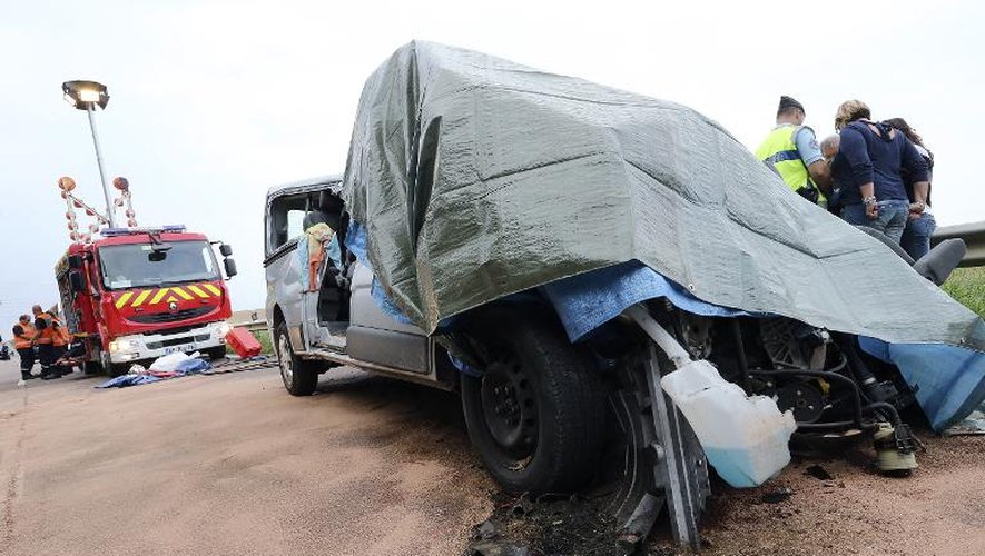 Le minibus recouvert d'une bâche après la collision avec un poids-lourd le 22 juillet 2014 près de Courteranges dans l'Aube