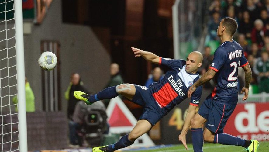 Alex Costa du Paris SG tente en vain d'empêcher le ballon d'entrer dans le but contre Saint-Etienne le 27 octobre 2013