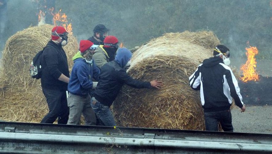 Les manifestants bloquent la RN 165 avec des bottes de paille le 26 octobre 2013 à Pont-de-Buis
