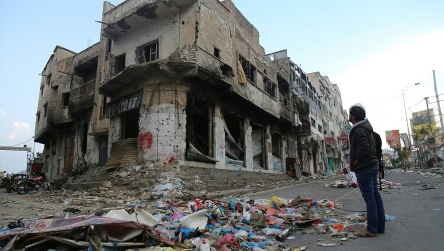 Un Yéménite devant un bâtiment endommagé par les combats entre forces loyalistes et rebelles à Taëz, troisième ville du pays, le 17 août 2015