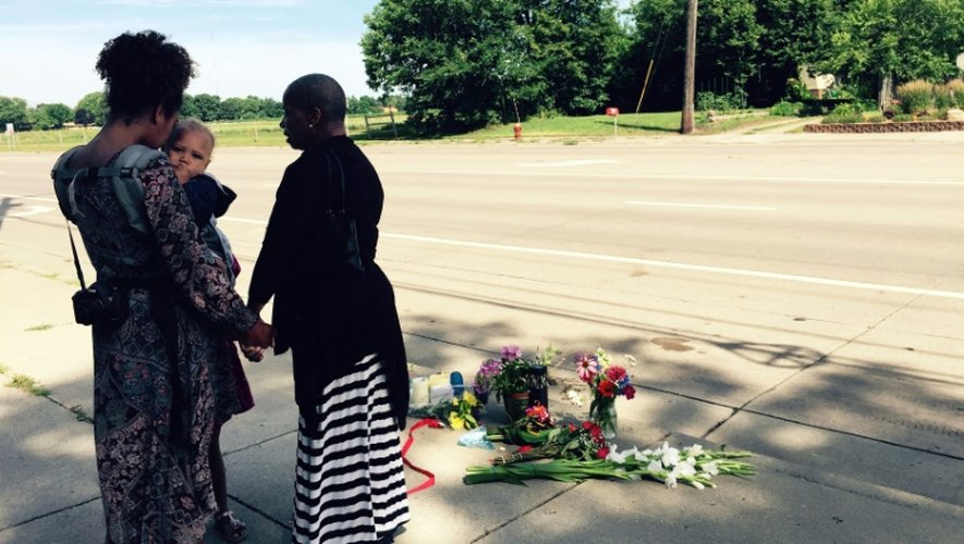 Mémorial improvisé en hommage à un homme noir abattu par la police, le 7 juillet 2016 à Falcon Heights aux Etats-Unis
