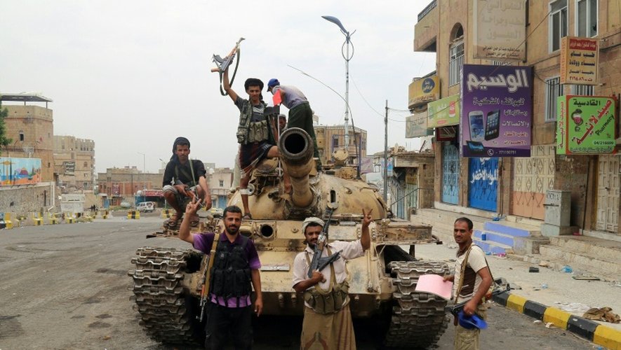 Des partisans du président yéménite Abd Rabbo Mansour Hadi, près de leur tank à Taez, le 20 août 2015