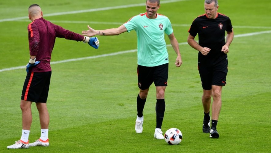 Pepe, au centre, en footing avec un kiné de l'équipe portugaise à Marcoussis, le 5 juillet 2016