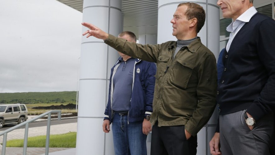 Le Premier ministre russe, Dmitri Medvedev (C), et le gouverneur de la région de Sakhaline, Oleg Kozhemyako (D), le 22 août 2015, lors de la visite de l'île Iturup, l'une des quatre îles russes des Kouriles du Sud