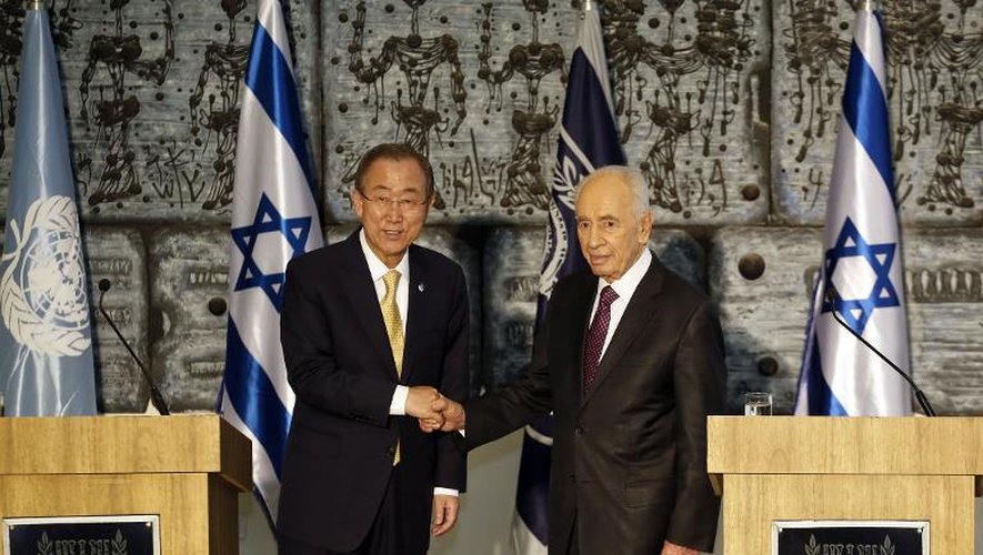 Le président israélien Shimon Peres (d) et le secrétaire général des Nations Unies Ban Ki-moon slors d'une conférence de presse à Jérusalem le 23 juillet 2014