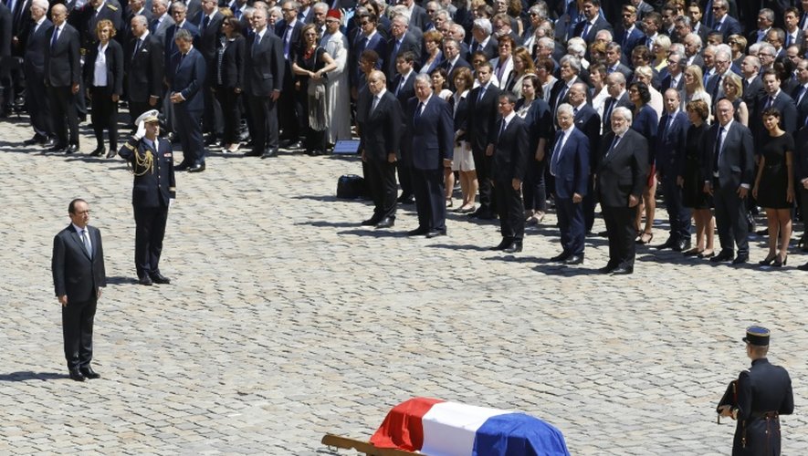 Le président français François Hollande (g) devant le cercueil de Michel Rocard lors d'une cérémonie aux Invalides, le 7 juillet 2016