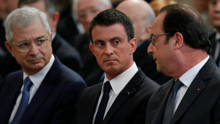 De gauche à droite: le président de l'Assemblée nationale Claude Bartolone, le Premier ministre Manuel Valls et le président François Hollande lors de la cérémonie nationale pour Michel Rocard, l'ex-Premier ministre socialiste, le 7 juillet 2016