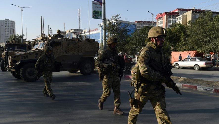 Des soldats britanniques arrivent sur les lieux d'un attentat suicide à Kaboul, le 22 août 2015