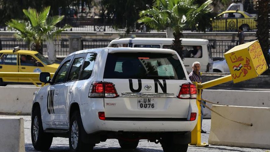 Des inspecteurs de l'OIAC à bord d'un véhicule de l'ONU quittent leur hôtel, le 7 octobre 2013 à Damas